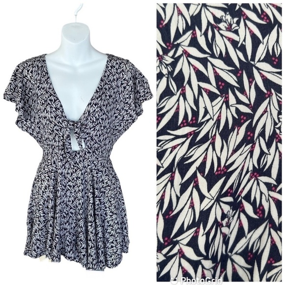 Lulu's Navy Blue and White‎ Print Dondi Romper - Picture 1 of 13